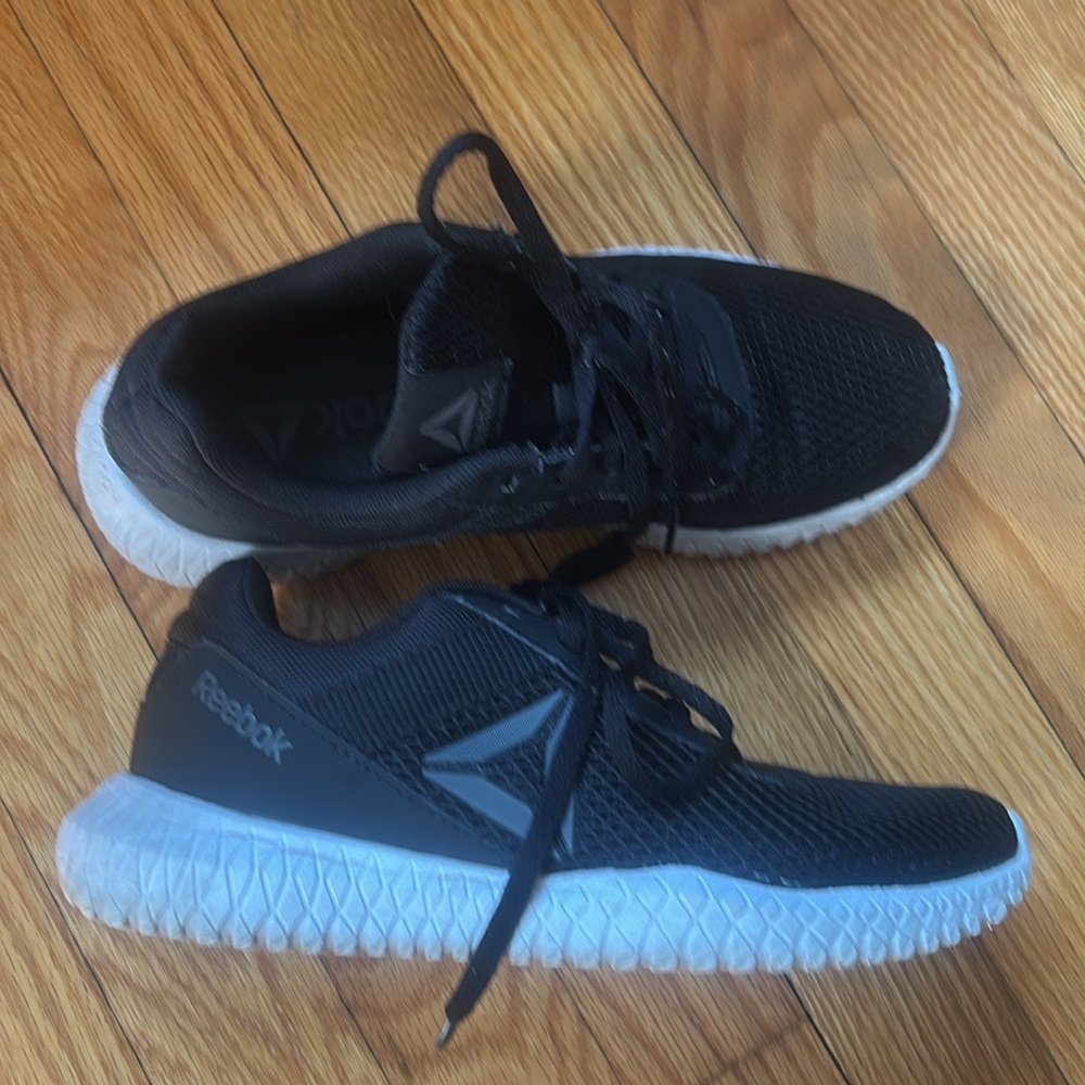 Reebok Black and White Sneakers Womens Size 6